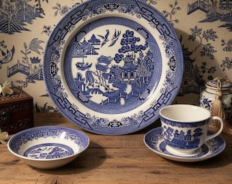 Churchill England Blue Willow Speiseteller, Teetasse, Untertasse, Johnson Bros. Beerenschale