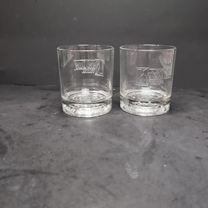Ketel One Vodka Rocks Gläser, 2er-Set Bodenglas mit geprägtem Logo, Barware, Wodka-Geschenk, Trinkglas-Set
