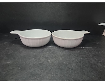Set di 2 ciotole Bali Ware bianche a coste, adatte al microonde e al forno.