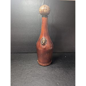 Italienische Löwenwappen-Leder gewickelte Dekanter-Flasche, Vintage Barware, 12,5 ", Hausbar-Dekor, Geschenk für Sammler