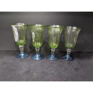 Libbey ハンドブローアートガラスゴブレットセット、ドリンクグラス4個セット、グリーンとブルーの底、ガラス製品ギフト