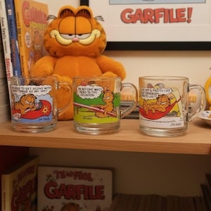 Zestaw 3 szklanych kubków McDonalds z Garfieldem i Odiem, komiksowy komiks z Jimem Davisem
