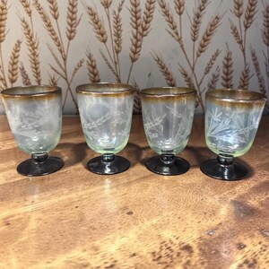 Geëtste tarwebruine bekers met rand, set van 4, vintage robijnrode voet, drinkgerei uit het midden van de 20e eeuw.