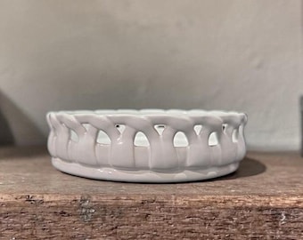 Portavelas Partylite blanco con diseño de celosía y tres mechas, iluminación ambiental vintage, bandeja de repuesto para tocador.