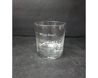 Vaso de whisky con líneas de llenado que indican el estado de ánimo, diseño "Bueno/Malo/Qué día", artículo de bar.