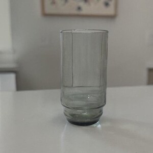 Rauchgraues Stapelbares Glas, Vintage Alltags Trinkgefäß, Ersatzglas, Retro Küchengeschirr