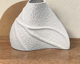 Jarrón blanco con textura orgánica, escultura minimalista de triángulo ondulado, cerámica vintage de mediados de siglo, centro de mesa de repuesto.