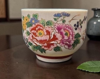Japanische Blumenmuster Sake Teetasse, Vintage Ersatz Porzellan Ochoko, rot rosa Blumen