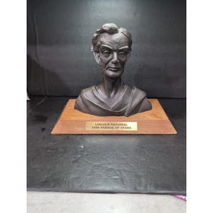 Abraham Lincoln Bust by Crenco VTG, 1990 Parade Of Stars, Wooden Base, Historical Figure, Collectible Piece