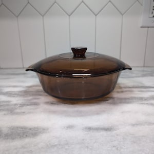 Anchor Hocking Glassware 1.5 Quart Amber Casserole Dish, Baking Cookware with Lid, Vintage Kitchenware, Oven Safe Cookware