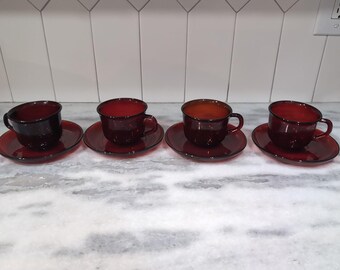 Arcoroc Glas Teetassen & Untertassen, Rubin Rot Set, MCM Mid Century Tee Set, 60er Französische Glaswaren, Gothic Decor