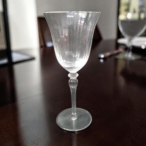 Miller Rogaska Klares geriffeltes Becher, Weinglas in gerippter Optik, Ersatz-Stielgläser, Vintage Tischdekoration
