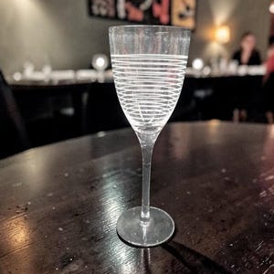 Verre à vin design anneaux Sasaki, verrerie soufflée à la main, verres texturés vintage, verres à pied de rechange