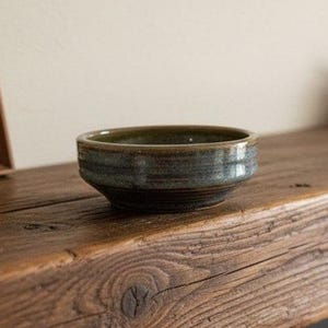 Zanesville stengods blå hemspunnen skål #8004, vintage stenåldern modern keramik, handgjord rustik skål, ersättning