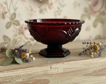 Avon 1876 Cape Cod Collection Pedestal Candy Dish, zabytkowe szkło w kolorze rubinowej czerwieni, miseczka zapasowa