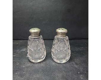 Mid Century Clear Salt and Pepper Shakers, Vintage Pressed Glass, Starburst Design, Metal Tops
