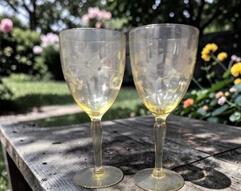 Set di 2 calici da vino giallo Lancaster Jubilee, decorati con motivi floreali incisi, con stelo di ricambio.