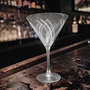 Mikasa Cheers Martini Glass, Ersatz für geätzte Gläser, Diagonales Muster, klare Barware, Cocktail Stemware