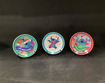 Platos navideños de Disney Lilo & Stitch, juego de 3, platos decorados para las fiestas con soportes, Disneyana