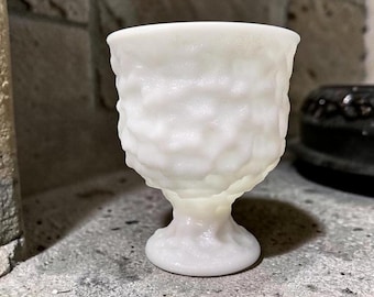 EO Brody White Milchglas Sockelkompott, Vintage Herzstückvase, Ersatzpflanzer, dekorative Anzeige