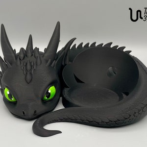 Baby Dragon Stand with Hand-Painted Eyes Compatible with Apple HomePod mini and Amazon Echo Dot Gen.5 Schwarz