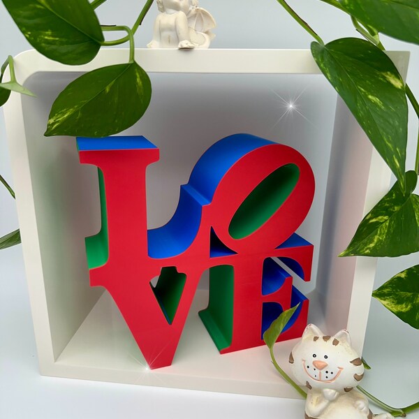 Scultura AMORE, ispirata a Robert Indiana