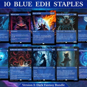 Puede incluir: Una colección de 10 cartas coleccionables de Magic: The Gathering titulada 10 BLUE EDH STAPLES Version 2: Dark Fantasy Bundle. Las cartas presentan ilustraciones de fantasía que incluyen un mago, un kraken, un hada y un gato, con texto azul.
