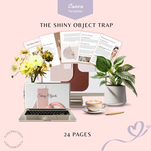 Puede incluir: Un portátil con las palabras "Shiny Objects" en la pantalla, rodeado de páginas impresas, una taza de café y un bolígrafo. La imagen incluye el texto "THE SHINY OBJECT TRAP" y "24 PAGES" sobre un fondo rosa claro. También hay un ramo de flores y una planta en maceta.
