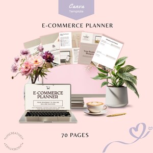 Może przedstawiać: Szablon planera e-commerce z tekstem "E-COMMERCE PLANNER" na ekranie laptopa. Obraz zawiera filiżankę kawy, długopis, roślinę i bukiet kwiatów. Widoczny jest również tekst "70 PAGES".