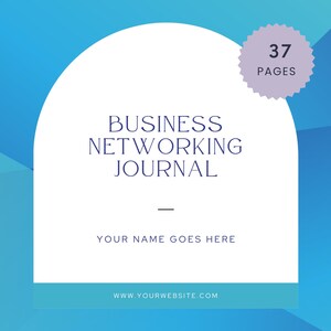 Puede incluir: Un diario de networking empresarial con un diseño arqueado blanco sobre un fondo degradado azul. El texto "BUSINESS NETWORKING JOURNAL" se muestra en azul marino. El diario incluye el texto "YOUR NAME GOES HERE" y "37 PAGES". También se incluye la dirección del sitio web.