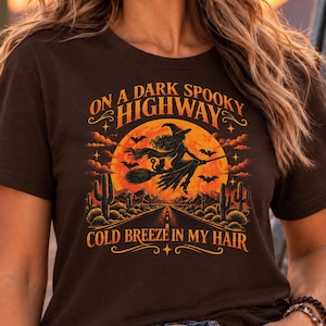 Halloween-häxa-T-shirt — Retro pumpa-motiv "På en mörk, kuslig motorväg"