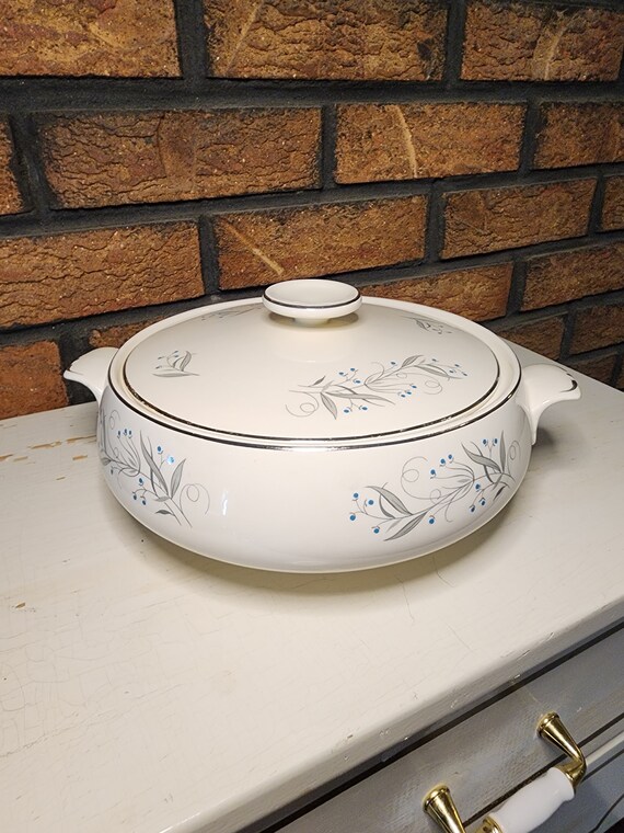 Vintage Homer Laughlin Celeste Ivory Covered Casserole Dish