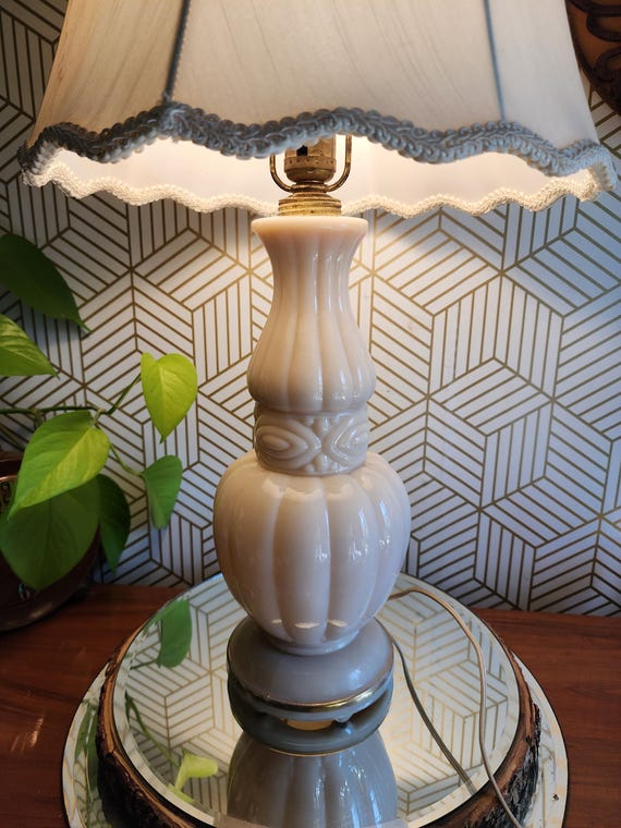 Vintage Art Deco Aladdin Alacite Table Lamp, Pale Pink/Peach and Glass Finial
