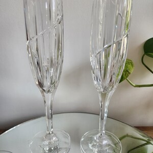 Set van 2 - gepensioneerde Mikasa "Uptown" kristallen wervelgeslepen champagnefluiten 9,5"