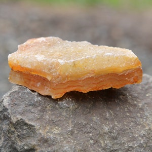 112 g di piccola agata corniola fasciata Washington arancione con cristalli di quarzo - regalo di decorazione per la casa, regalo di roccia, regalo per collezionisti di roccia, esposizione di roccia