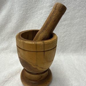 Mortaio e pestello in legno vintage IMUSA, macinatore in legno naturale, erbe aromatiche primitive.