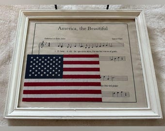 America The Beautiful oprawiona w ramkę z tekstem i flagą, ręcznie malowana