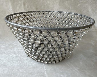 Cestino vintage in filo metallico intrecciato e perline di vetro trasparente, stile metà secolo, proveniente dall'India.