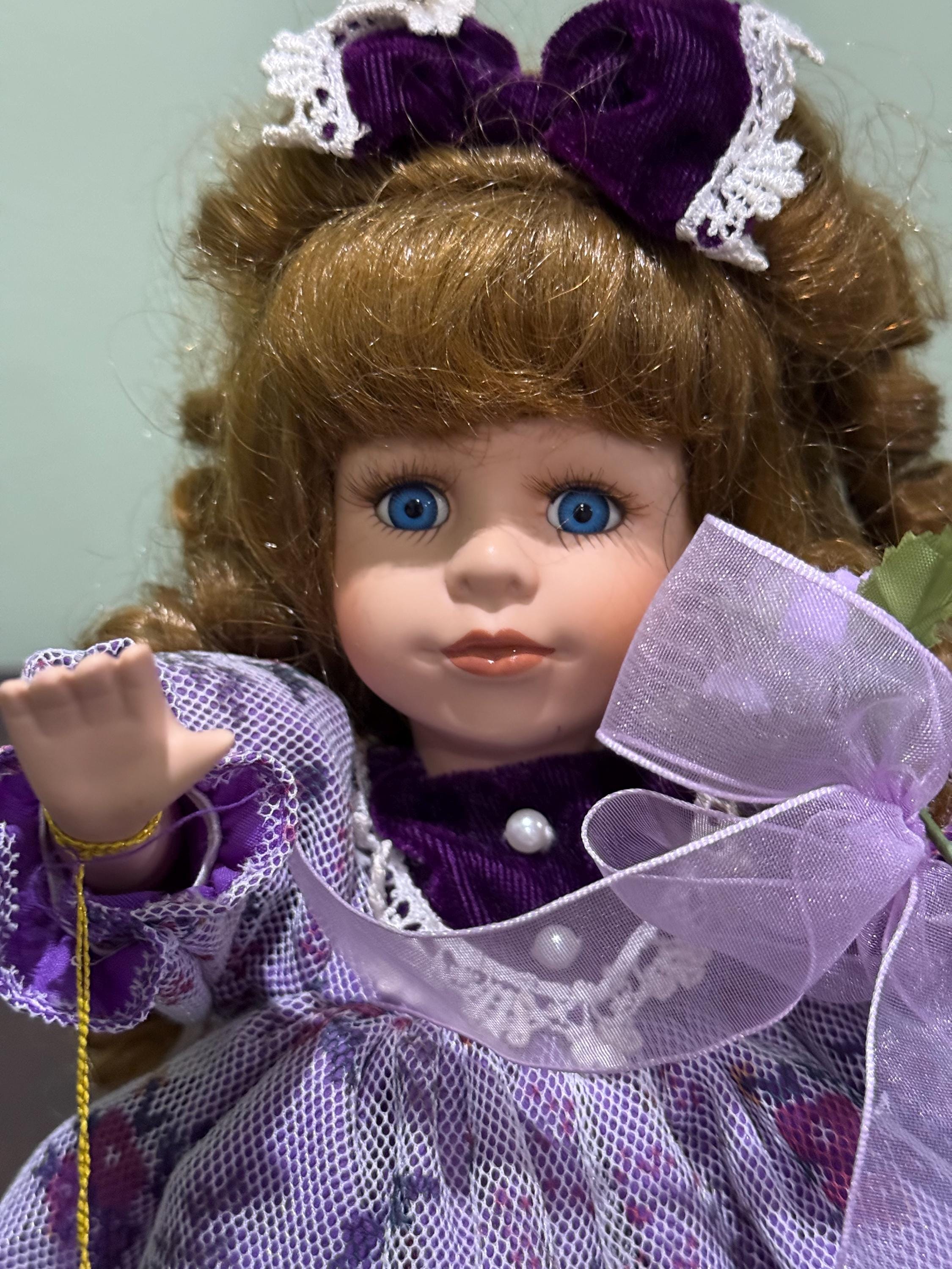 Porcelain Sitting Doll Moves to Music Box Wind up Key “collectors
