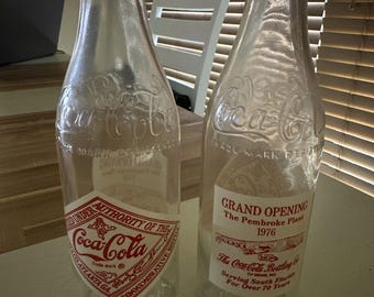 Conjunto de garrafas comemorativas da inauguração da fábrica da Coca-Cola em Pembroke, Miami, Flórida, em 1976.