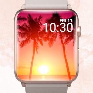 Könnte beinhalten: Eine roségoldene Smartwatch mit tropischem Sonnenuntergangs-Display. Der Bildschirm zeigt Palmen vor einem leuchtend orange-pinken Himmel, mit der Uhrzeit 10:30 Uhr und dem Tag Freitag. Das Armband der Uhr ist hellgrau, und der Text "Babe in Bloom Creations" befindet sich oben.