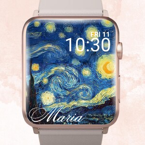 Może przedstawiać: Zegarek smartwatch w kolorze różowego złota z jasnoszarym paskiem wyświetla cyfrową tarczę z obrazem "Gwieździsta noc" Van Gogha. Godzina to 10:30 w piątek, z imieniem "Maria" poniżej. Nazwa marki "Babe in Bloom Creations" znajduje się u góry.