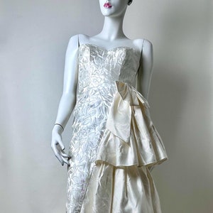 CAVAREE TD4 By Eletra Gown Vintage 80s Cream Floral Brocade Strapless Sweetheart Neckline Tiered Ruffle Bow Evening Dress Maxi