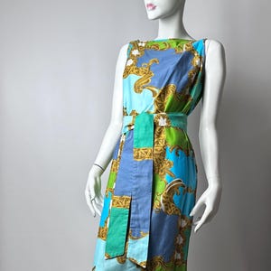 CAVAREE Vintage 60er Jahre Made in Honolulu für Waltah Clark Hawaii-Shop Barock-Print-Boot-Ausschnitt Frosch-Taste Taille Krawatte Hawaii-Maxi-Kleid