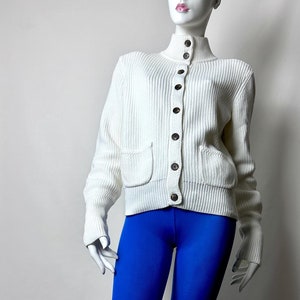 Cárdigan CAVAREE Lauren Ralph Lauren Vintage años 90, suéter de punto acanalado de algodón blanco marfil, cuello alto, botones monogramados, bolsillos, detalle de puños
