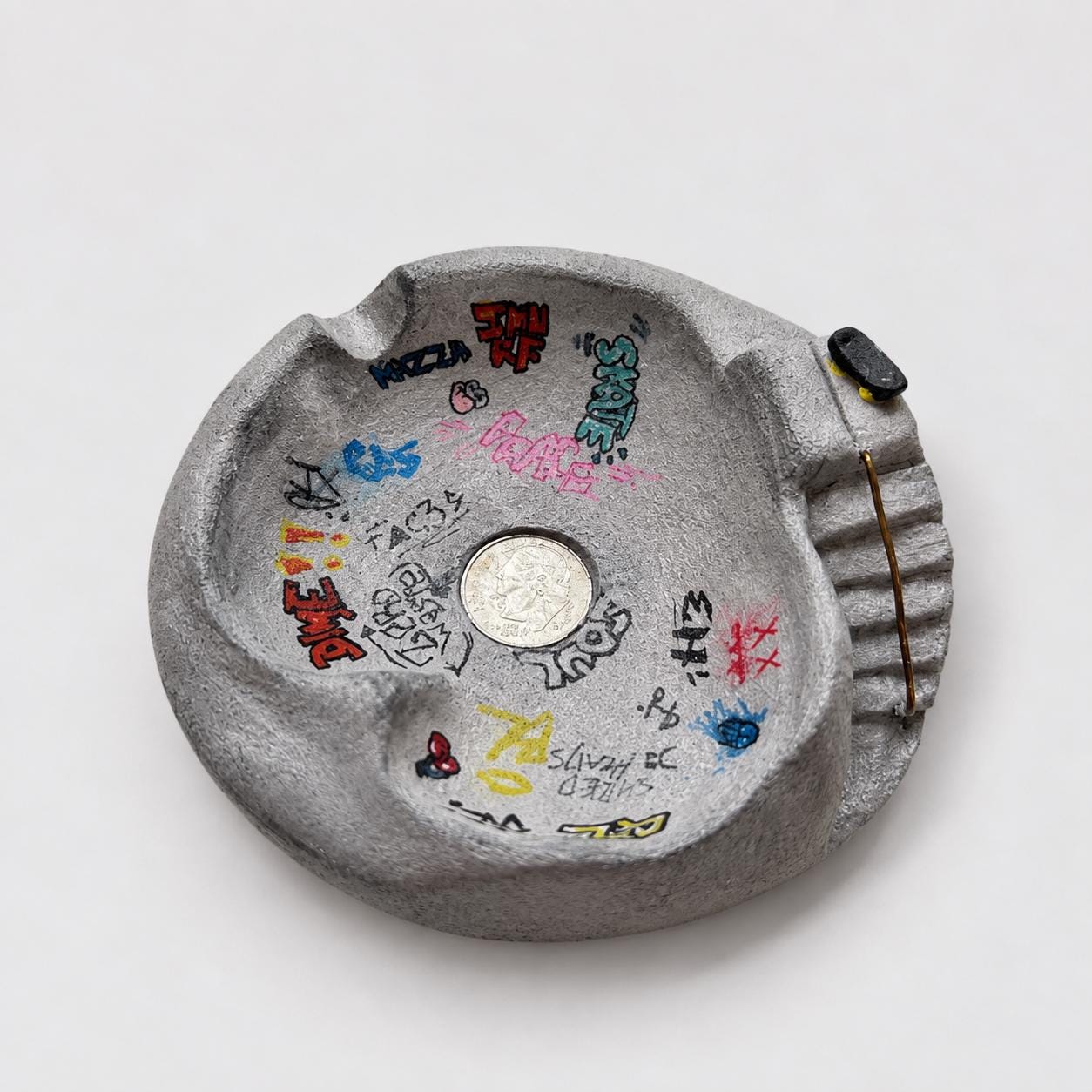 スケートパークの灰皿に落書きを描いた陶器アート - Etsy 日本