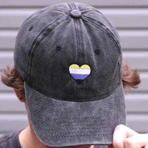 Icke-binär Pride-hjärthatt, broderad Pride-keps
