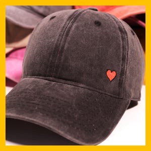 Boné de beisebol bordado com coração pequeno personalizado, presente de amor e relacionamento para namorada e namorado