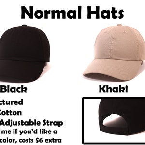 Puede incluir: Dos gorras de b&eacute;isbol no estructuradas de 100% algod&oacute;n con cierre de velcro ajustable. Las gorras son negras y caqui. El texto "Normal Hats" est&aacute; en la parte superior de la imagen. El texto "Black" est&aacute; debajo de la gorra negra. El texto "Khaki" est&aacute; debajo de la gorra caqui. El texto "Unstructured", "100% Cotton" y "Velcro Adjustable Strap" est&aacute; debajo de la gorra negra. El texto "Message me if you'd like a different colour, costs &pound;6 extra" est&aacute; debajo del texto "Velcro Adjustable Strap".