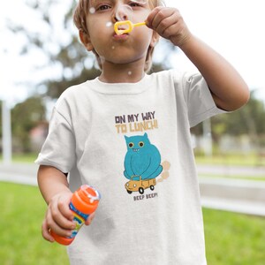 Süßes Cartoon T-Shirt: 'Auf dem Weg zum Mittagessen!' Kinder T-Shirt aus schwerer Baumwolle, lustiges verspieltes Shirt, Schulanfang, Geburtstagsgeschenk, Mittagskleid